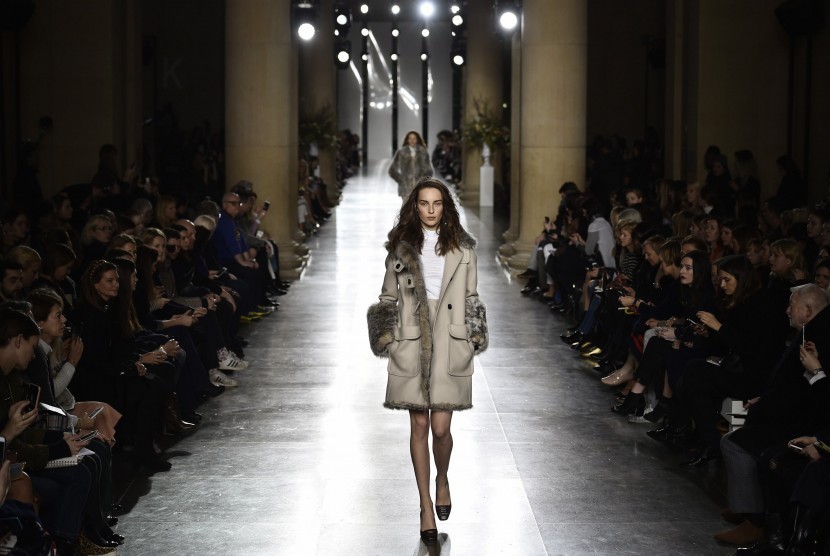 Model memeragakn koleksi terbaru Topshop pada London Fashion Week yang digelar kemarin (22/2), waktu Inggris.