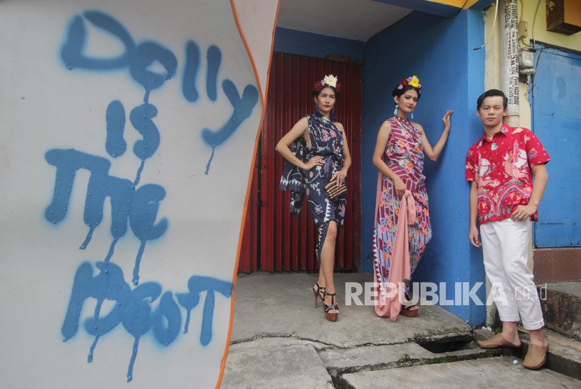 Model memperagakan busana batik karya perajin di kawasan Dolly, Surabaya, Jawa Timur, Kamis (21/12).