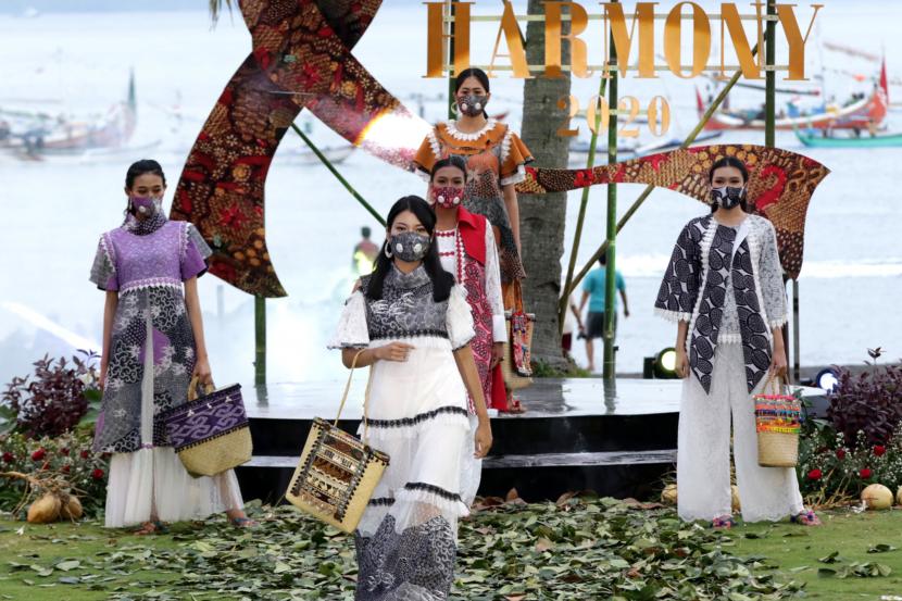 Model memperagakan busana batik pada gelaran East Java Fashion Harmony di Pantai Solong Banyuwangi, Jawa Timur, Sabtu (14/11/2020). Pagelaran fashion show yang digelar di pinggir pantai itu menjadi salah satu upaya Pemprov Jatim untuk mendongkrak industri kreatif dan UMKM batik di Jawa Timur.