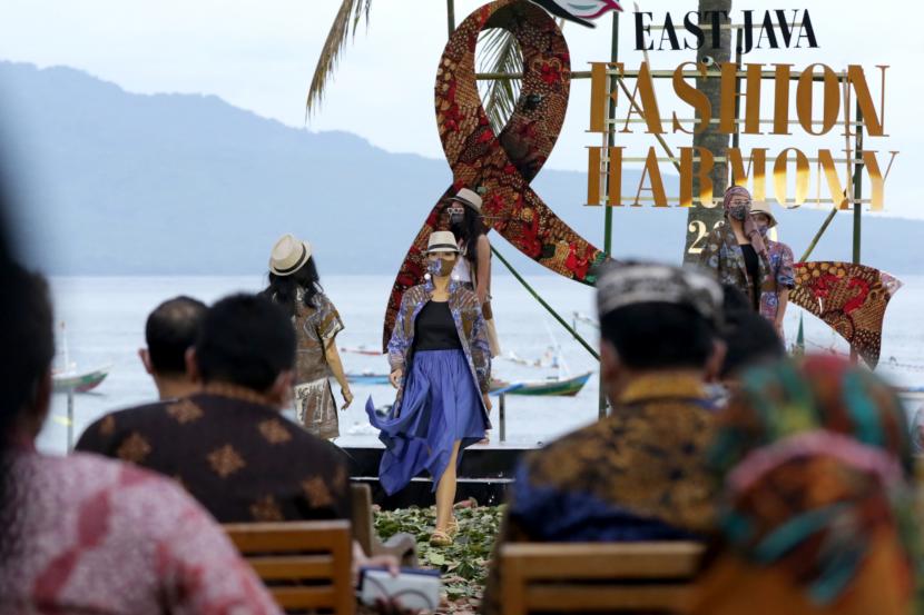 Model memperagakan busana batik pada gelaran East Java Fashion Harmony di Pantai Solong Banyuwangi, Jawa Timur, Sabtu (14/11/2020). Pagelaran fashion show yang digelar di pinggir pantai itu menjadi salah satu upaya Pemprov Jatim untuk mendongkrak industri kreatif dan UMKM batik di Jawa Timur.