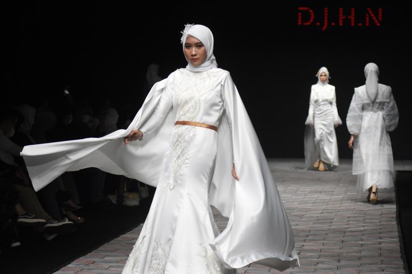 Model memperagakan busana D.J.H.N pada penutupan Muslim Fashion Festival+ 2022 (MUFFEST+2022) di The Ritz Carlton, Pacific Place, Jakarta, Sabtu (23/4/2022). Muffest 2023 juga turut menghadirkan jenama-jenama non hijab.