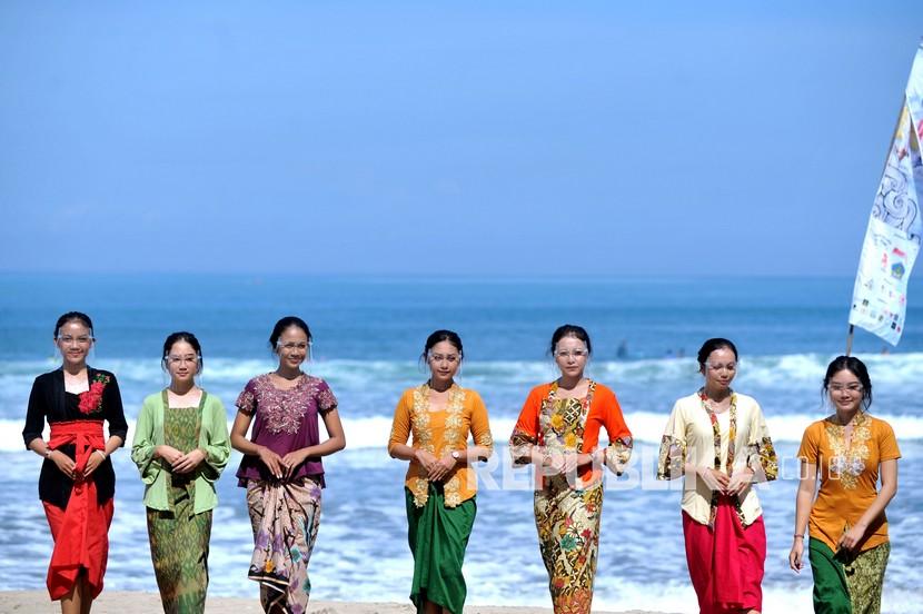 Politikus wanita memiliki ruang kendali yang kuat dalam membela hak-hak perempuan. Foto: ilustrasi perempuan-perempuan Indonesia memakai kebaya di Pantai Kuta, Badung, Bali.