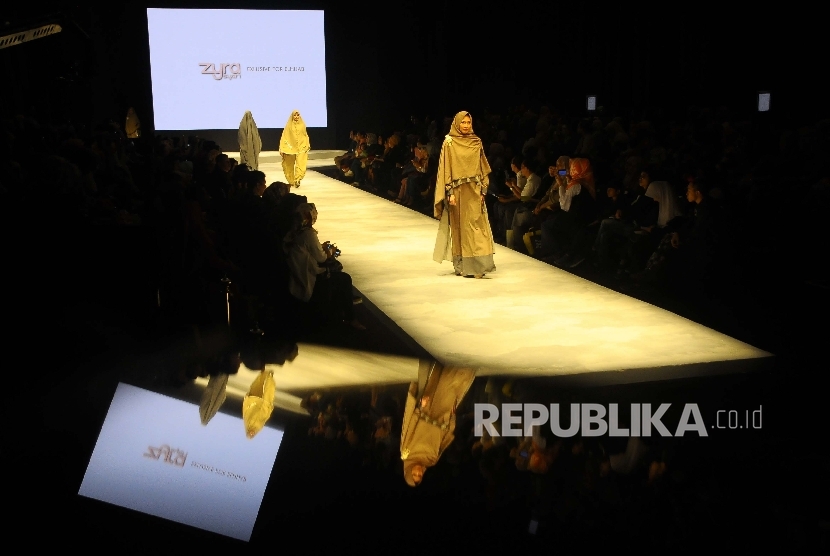 Model memperagakan busana Muslim dalam Muslim Fashion Festival (MUFFEST). Kontribusi BNI Syariah terhadap industri fashion pada 2019 tercatat sekitar Rp 35 miliar.