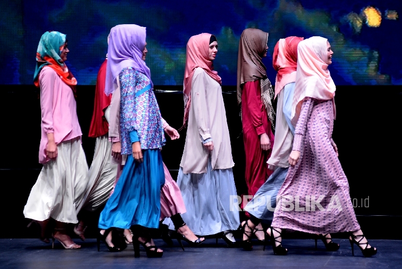  Model memperagakan busana muslim 