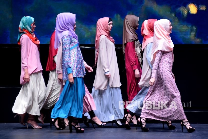 Model memperagakan busana muslim karya Elhijab pada rangkaian acara Indonesia Internasional Halal Lifestyle & conference 2016 di Jakarta, Jumat(7/10) malam. 