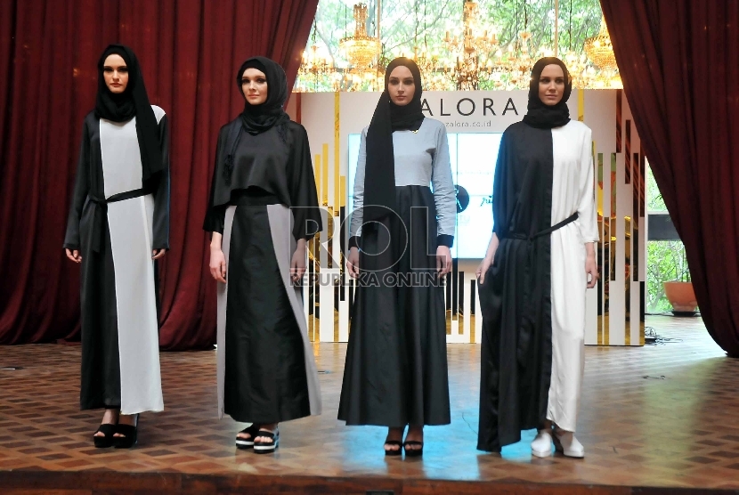 Model memperagakan busana Muslim yang dijual di Zalora.