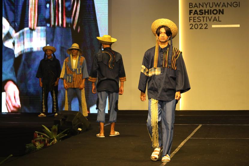 Model memperagakan busana pada gelaran Banyuwangi Fashion Festival di Pasar Wisata Terpadu, Banyuwangi, Jawa Timur, Selasa (12/7/2022). Tahun ini, ajang tersebut dihelat di kawasan hutan De Djawatan.