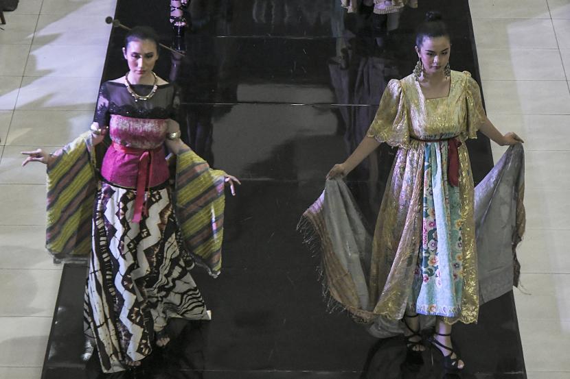 Model memperagakan busana pada gelaran Bekasi Fashion Week ilustrasi. Pemerintah Kota (Pemkot) Bekasi, Jawa Barat, menggelar Bekasi Fashion Week 2022' di Mal Grand Metropolitan Bekasi Selatan, guna memajukan sektor ekonomi kreatif daerah itu.