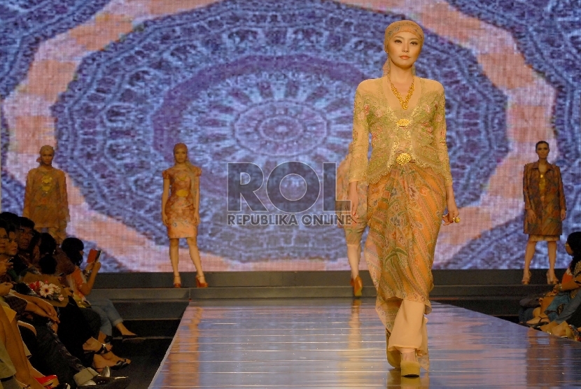 Model memperagakan busana rancangan Ghea Panggabean. Buku Asian Bohemian Chic – Indonesian Heritage Becomes Fashion mendandai 40 tahun kiprah Ghea Panggabean di dunia mode.
