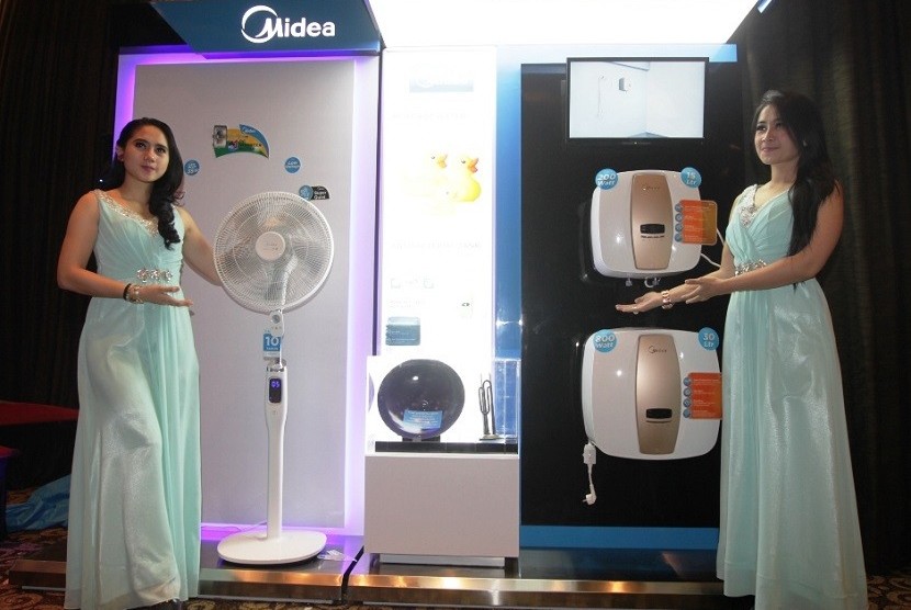 model memperagakan dua produk unggulan, Midea Digital Electric Fan dan Midea Digital Water Heater.