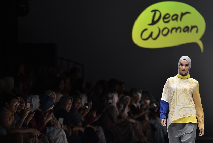 Model memperagakan karya L.tru berkolaborasi dengan Mice Cartoon pada ajang Jakarta Fashion Week 2018 di Senayan City, Jakarta, Selasa (24/10). Koleksi bertajuk Dear Woman tersebut terinspirasi dari karya Mice tentang perempuan.