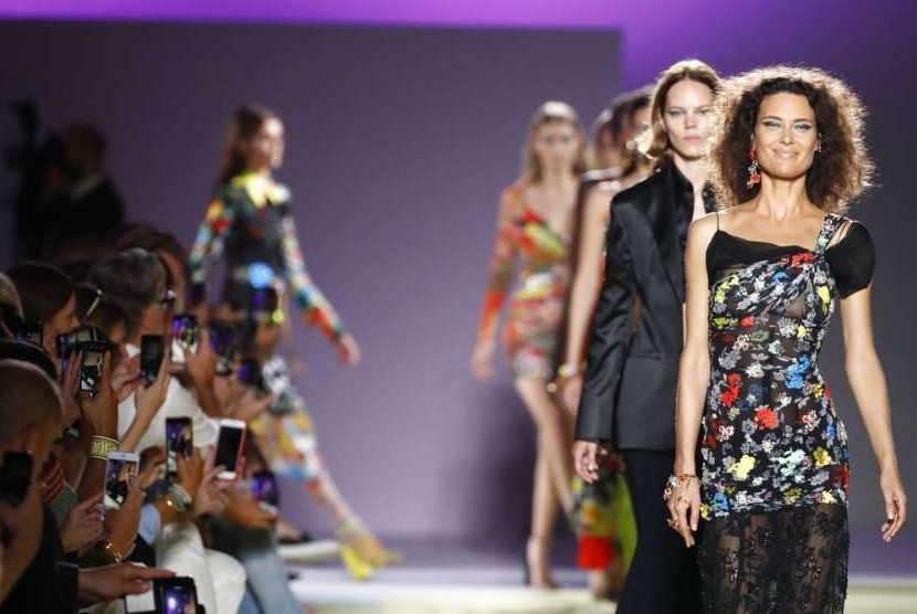 Model memperagakan koleksi musim semi/gugur di Pekan Mode Milan, Italia, (21/9). 