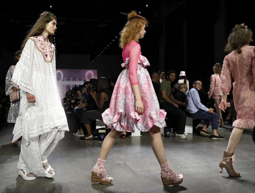  Model memperagakan kreasi desainer AS Anna Sui di New York Fashion Week Spring 2020, New York, AS, 9 September 2019. Tahun ini, Anna menghadirkan rancangan yang nyaman dan serbaguna tanpa banyak ornamen dengan nuansa bunga aster. 