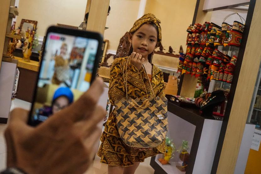Model memperagakan produk kerajinan rotan yang disiarkan langsung secara daring (live streaming) saat Gelar Produk Industri Kecil Menengah (IKM) di Central Borneo Souvenir, Palangkaraya, Kalimantan Tengah, Rabu (15/7/2020) malam. Acara tersebut digelar sebagai upaya Dewan Kerajinan Nasional Daerah (Dekranasda) setempat untuk mengajak pelaku IKM dan UMKM memanfaatkan layanan digital guna memperluas pasar konsumen serta membangkitkan semangat pengrajin disaat pandemi COVID-19.