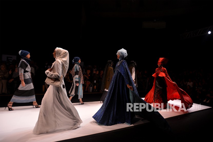 Model memperagakan rancangan busana muslim ketika pembukaaan Muslim Fashion Festival (Mufest) Indonesia 2018 di Jakarta Convention Center, Jakarta, Kamis (19/4). 