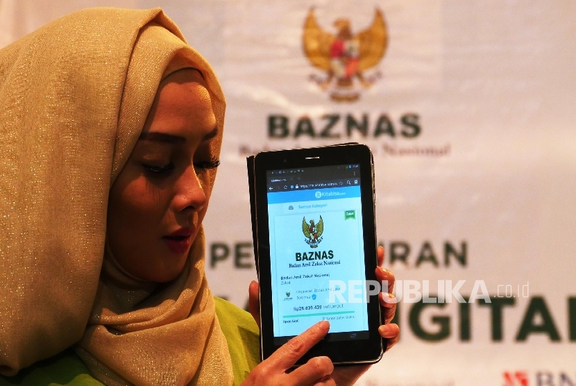 Model memperlihatkan web Zakat Digital pada peluncurannya di Jakarta, Jumat (24/6). (Republika/Darmawan)