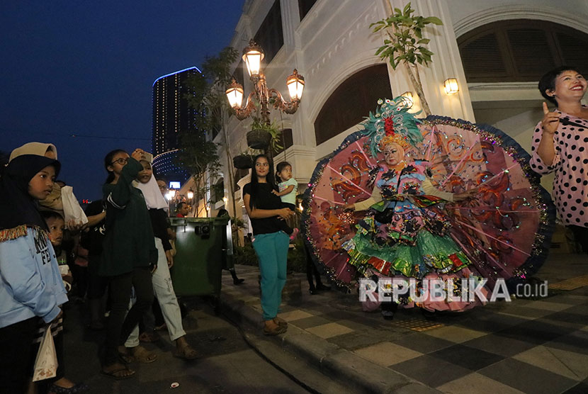 Model mengenakan busana dari plastik daur ulang ketika berlangsungnya Surabaya Urban Culture Festival di Jalan Tunjungan, Surabaya.