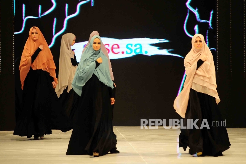 Model mengenakan busana Muslim Syar’i karya Si. Se. Sa di Hotel Darmawangsa, Jakarta, Rabu (10/2). 