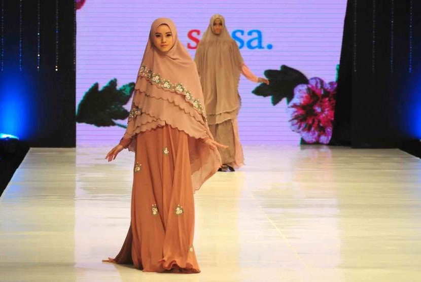 Model mengenakan busana Muslim Syar’i karya Si. Se. Sa.