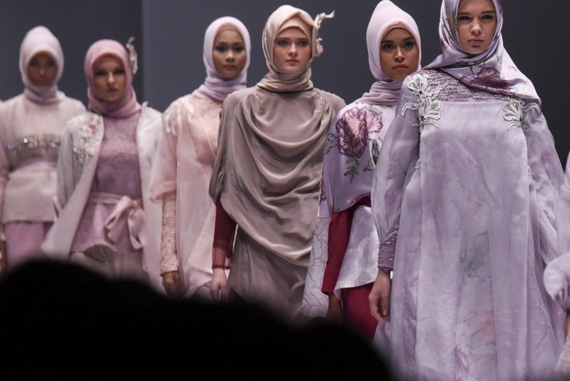 Model mengenakan pakaian dari rancangan desainer Ria Miranda pada Jakarta Fashion Week 2017 di Senayan City, Jakarta, Sabtu (22/10).
