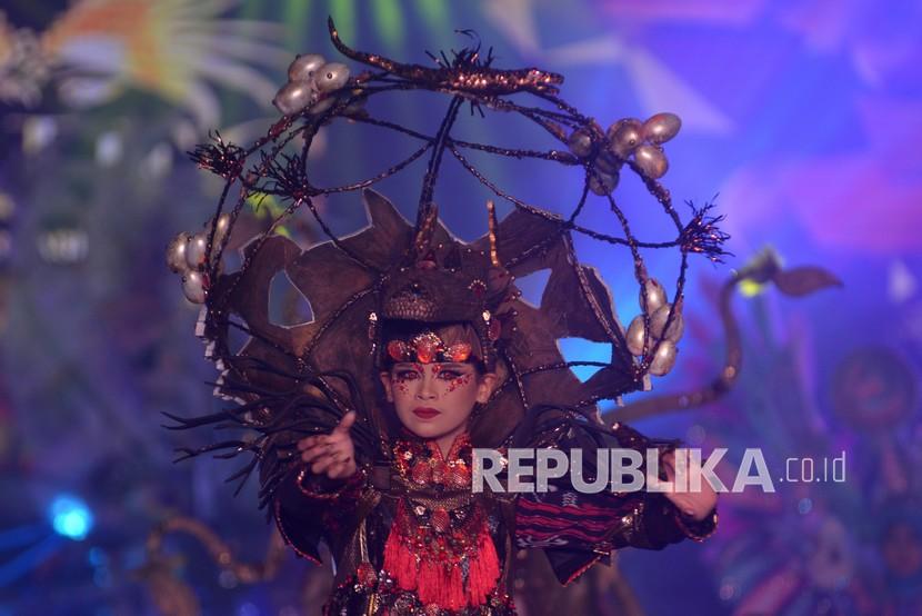 Model mengikuti International World Kids Carnival (WKC) di Jember, Jawa Timur, Ahad (21/11/2021). International WKC diikuti sejumlah negara secara daring dan luring yang merupakan rangkaian Jember Fashion Carnaval. 