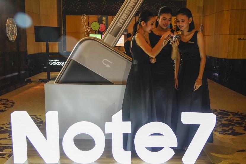 Model mengoperasikan Samsung Galaxy Note 7 saat peluncuran di Jakarta. 