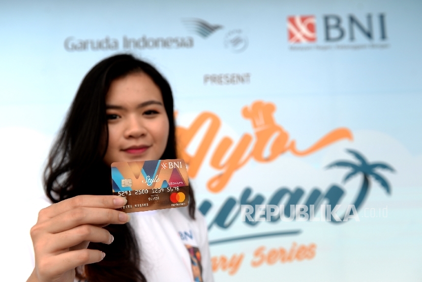 Model menunjukan kartu kredit BNI (ilustrasi). Sejak masa pandemi, PT Bank Negara Indonesia (Persero) Tbk telah memangkas suku bunga kredit segmen konsumtif sebanyak tiga kali.