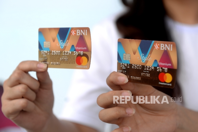Model menunjukan kartu kredit BNI Style Titanium. PT Bank Negara Indonesia (Persero) Tbk telah menerapkan penggunaan PIN bagi seluruh pemegang kartu kredit. Hal ini sejalan dengan imbauan Bank Indonesia yang mewajibkan pemakaian PIN pada 1 Juli 2020.