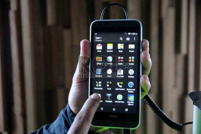  Model menunjukan smartphone HTC Desire 826 Dual Sim saat peluncuran di Jakarta, Kamis (3/9).