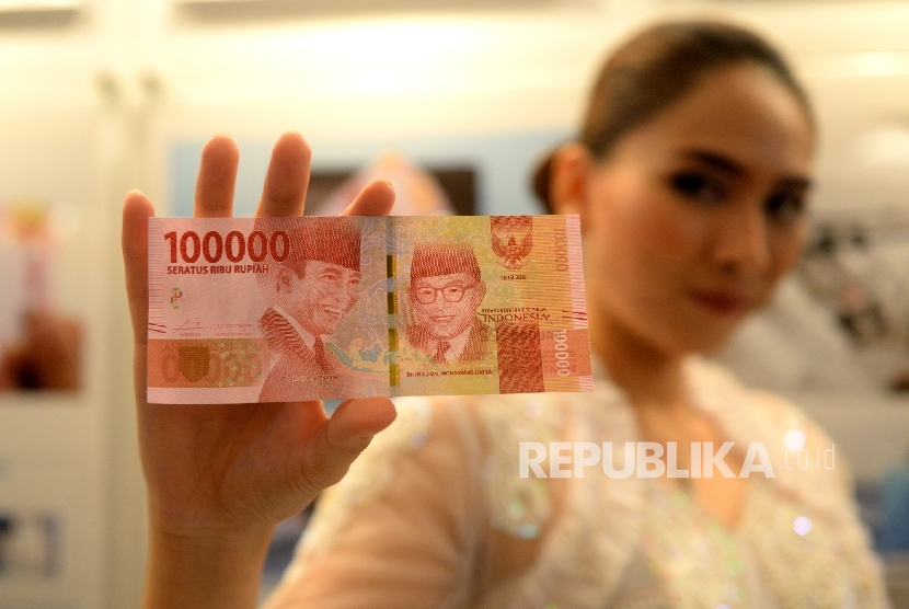 Model menunjukan uang Rupiah kertas wajah baru usai peresmian pengeluaran dan pengedaran uang Rupiah Tahu Emisi 2016 di Bank Indonesia, Jakarta, Senin (19/12). 
