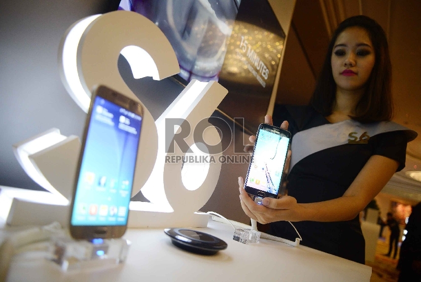 Model menunjukkan HP Smartphone Samsung Galaxy S6 dan Galaxy S6 Edge saat peluncurannya, Jakarta, Rabu (29/4). (Republika/ Yasin Habibi)