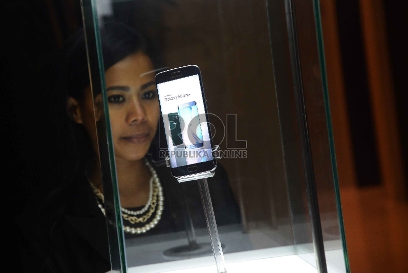 Model menunjukkan HP Smartphone Samsung Galaxy S6 dan Galaxy S6 Edge saat peluncurannya, Jakarta, Rabu (29/4). (Republika/ Yasin Habibi)