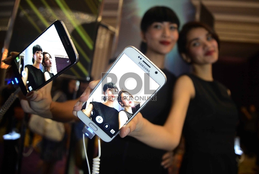 Model menunjukkan HP Smartphone Samsung Galaxy S6 dan Galaxy S6 Edge saat peluncurannya di Jakarta