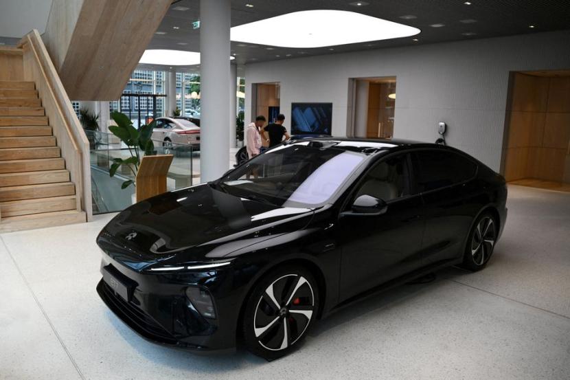Model mobil NIO ET7 dipresentasikan di NIO House, ruang pamer produsen kendaraan listrik pintar premium China NIO Inc  di Berlin, Jerman 17 Agustus 2023. 