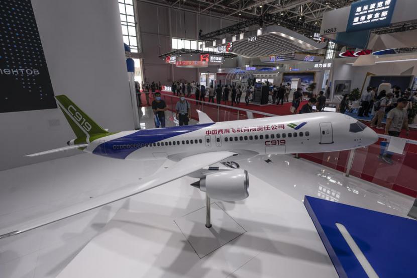 Model pesawat C919 dipamerkan Comac di China International Aviation and Aerospace Exhibition di Zhuhai, Provinsi Guangdong, China, 29 September 2021. 