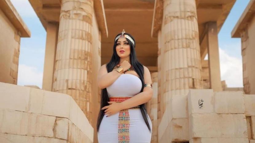 Model Salma al-Shimi dalam sebuah foto di depan situs Saqqara di Mesir,