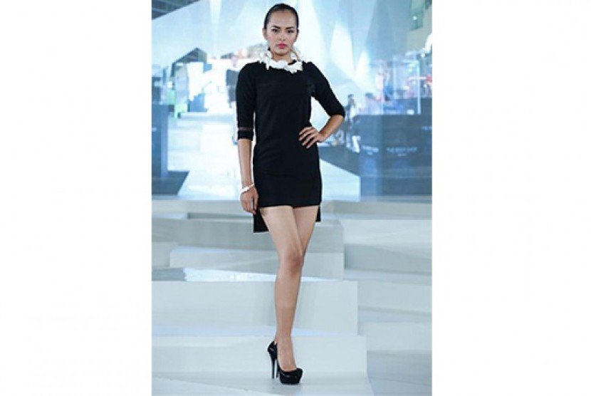 Model sedang memamerkan kalung dari sendok plastik karya desainer Carla Handayani di ajang Jakarta Fashion Week 2015