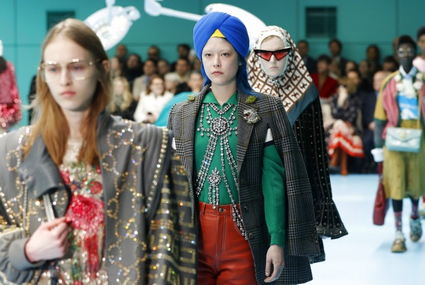 Model tampil dengan gaya turban di peragaan busana Gucci.