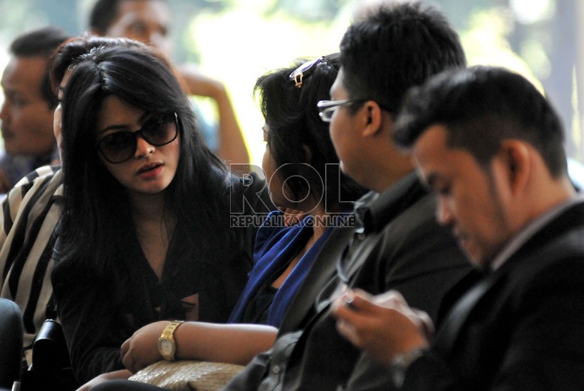  Model Vitalia Shesya hadir memenuhi panggilan penyidik KPK, Jakarta, Jumat (17/5).   (Republika/Prayogi)