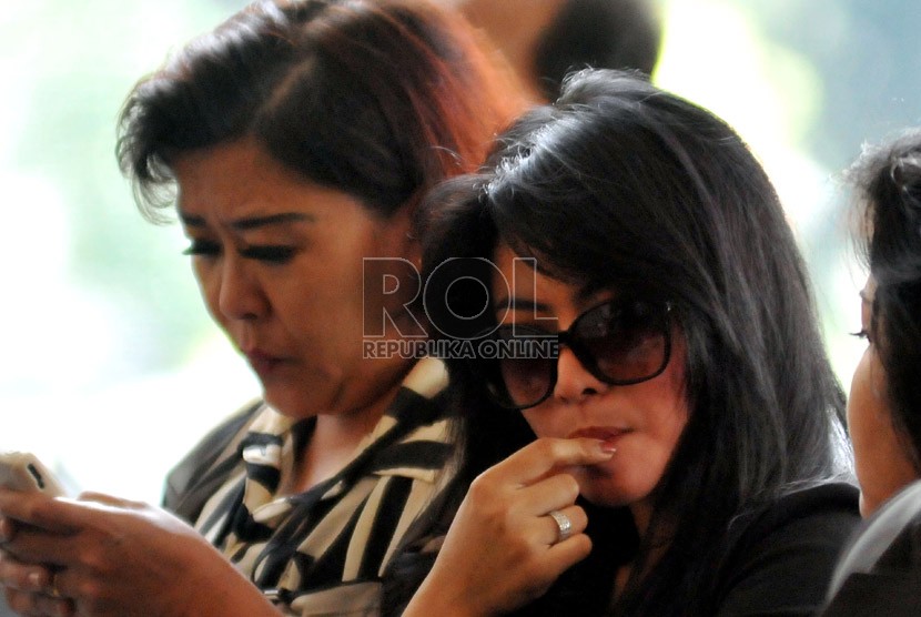  Model Vitalia Shesya hadir memenuhi panggilan penyidik KPK, Jakarta, Jumat (17/5).   (Republika/Prayogi)
