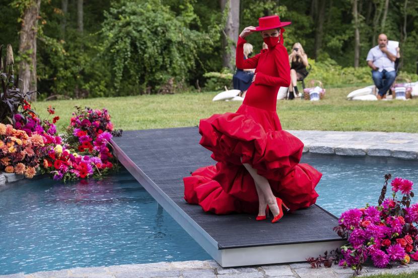  Model yang sedang hamil Coco Rocha mengenakan karya Christian Siriano dalam peragaan busana yang diadakan di rumah sang desainer sebagai bagian dari Pekan Mode New York, Kamis (17/9).