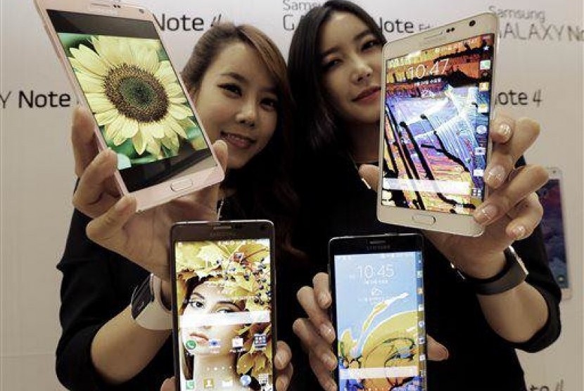 Models pose with Samsung Electronics Co.'s latest Galaxy Note 4 and Galaxy Note Edge smartphones during its unveiling in Seoul, South Korea, Wednesday, Sept. 23, 2014. 