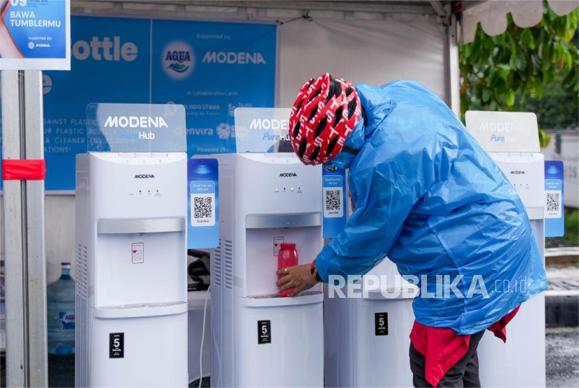 Modena Pure Hub mendukung gerakan refiil dan daur ulang plastik di CFD Bundaran HI, Jakarta Pusat, Ahad (16/2/2025).