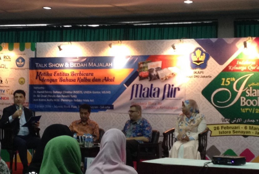 Moderator Cumhur Cil, Hamid FahmyZarkasyi, Ali Unsal dan Astri Katrini (dari kiri ke kanan) pada talk show yang digelar Majalah Mata Air di ajang IBF 2016, Istora Senayan Jakarta, Rabu (2/3).