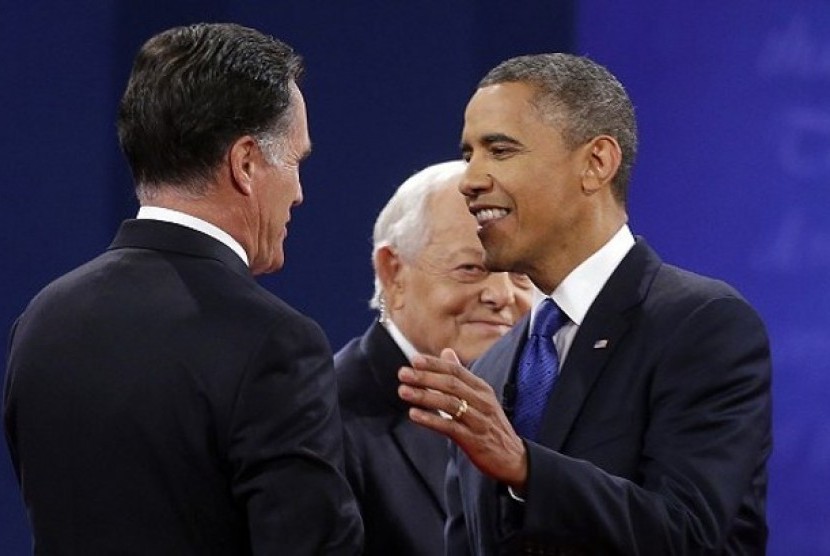 Moderator debat ketiga sekaligus terakhir, Bob Schieffer, (tengah) melihat kedua capres AS, Barack Obama dan Mitt Romney, sebelum acara dimulai. Debat terakhir calon presiden AS digelar di Boca Raton, Florida, Senin (22/10/2012)