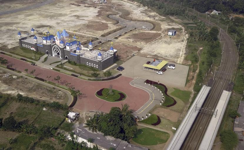 Modernland Cilejit terintegrasi langsung dengan stasiun KRL Commuterline Cilejit.