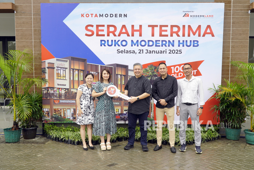 Modernland Realty Tbk. secara resmi mulai melakukan serah terima unit-unit Modern Hub kepada para konsumennya. Prosesi serah terima area komersial di KotaModern ini digelar secara simbolis pada hari Selasa, (21/1/2025), dan turut dihadiri jajaran Direksi dan manajemen PT Modernland Realty Tbk.