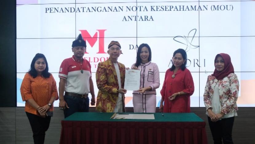 Penandatangan nota kesepahaman oleh Moeldoko Center dan PT Indonesia Amanah Mandiri (IAM). Kedua instansi mendukung produk asli Indonesia.  