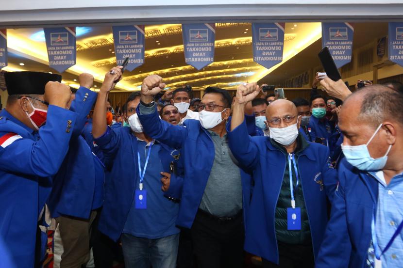 Moeldoko (tengah) tiba di lokasi Kongres Luar Biasa (KLB) Partai Demokrat di The Hill Hotel Sibolangit, Deli Serdang, Sumatera Utara, Jumat (5/3/2021). Berdasarkan hasil KLB, Moeldoko terpilih menjadi Ketua Umum Partai Demokrat periode 2021-2025.