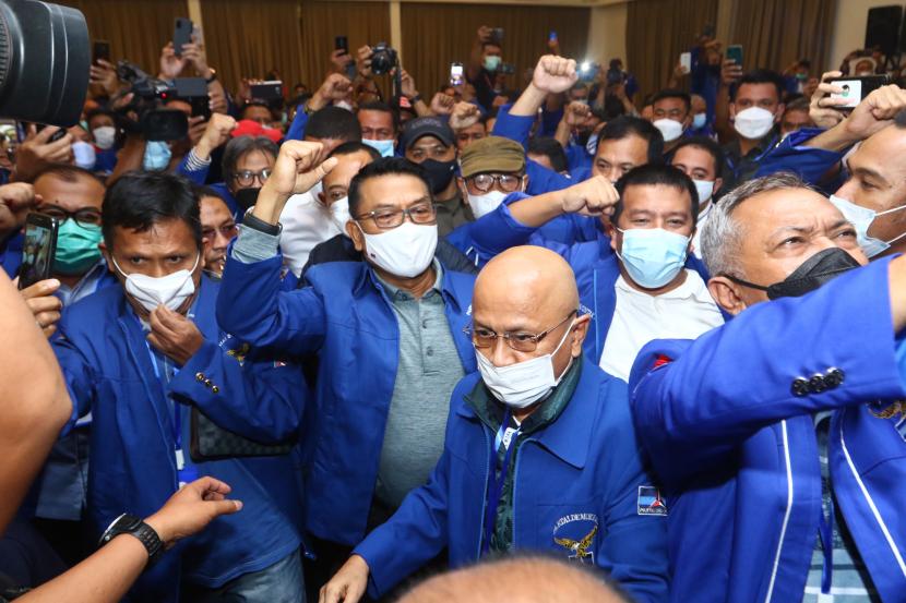 Ketua Umum Partai Demokrat abal-abal Moeldoko (tengah) tiba di lokasi KLB di The Hill Hotel Sibolangit, Deli Serdang, Sumatra Utara, Jumat (5/3/2021). Pelaksanaan KLB yang melanggar prokes dilaporkan ke Bareskrim Polri.